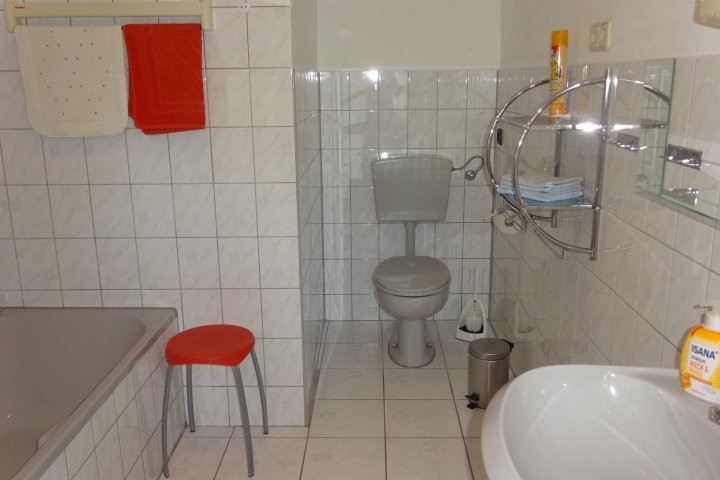 Geräumiges Bad mit Toilette