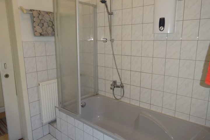 Wanne mit Dusche