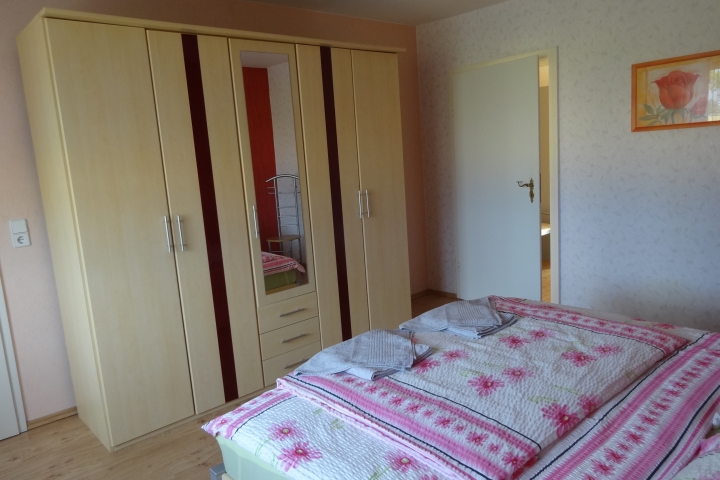 Schlafzimmer 1 mit großem Spiegelschrank