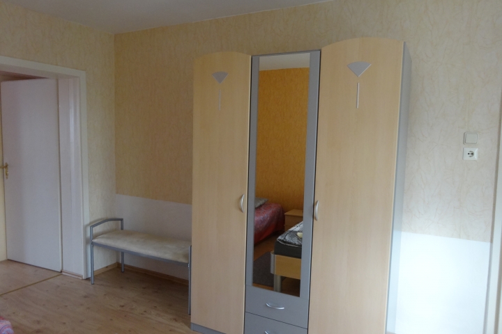 Schlafzimmer 2 mit Spiegelschrank