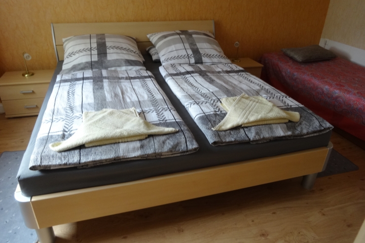 Schlafzimmer 2  mit Doppelbett und Aufbettung