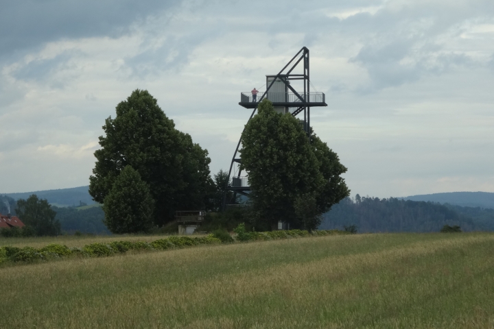 Blick aus der Ferienwohnung zum Aussichtsturm und Wassertretbecken 