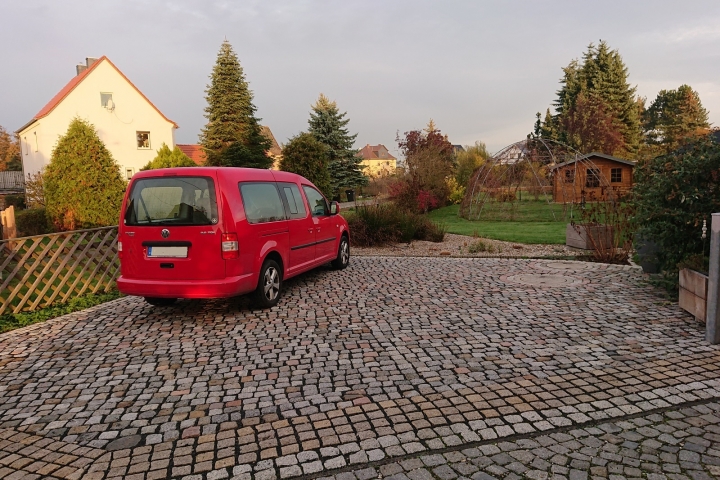 Der Parkplatz für drei PKW
