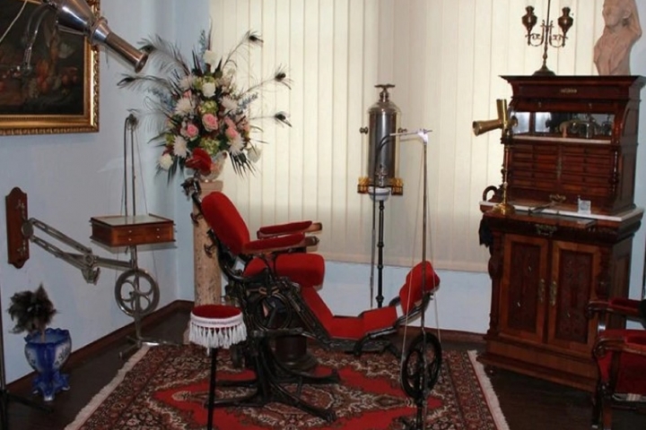 Das Dentalhistorische Museum in Zschadraß mit der weltgrößten Sammlung zur Geschichte der Zahnheilkunde - Entfernung 10 km