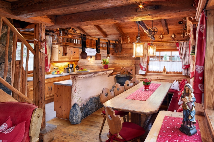 Almdorf Flachau - Hüttenurlaub im Salzburger Land | großer Esstisch mit Küche und Speis