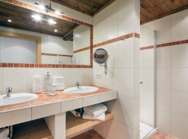 Badezimmer mit Doppelwaschbecken und Sauna/WC getrennt/Fön/Kosmetikspiegel