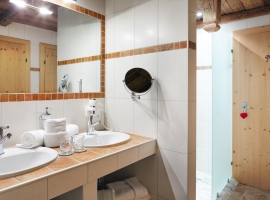 Badezimmer mit Doppelwaschbecken/Dusche/WC getrennt/Fön/Kosmetikspiegel