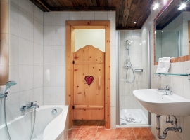 Badezimmer mit Dusche/Badewanne/WC getrennt/Fön/Kosmetikspiegel