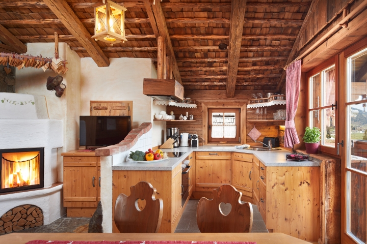 voll ausgestattete Küche mit Kamin