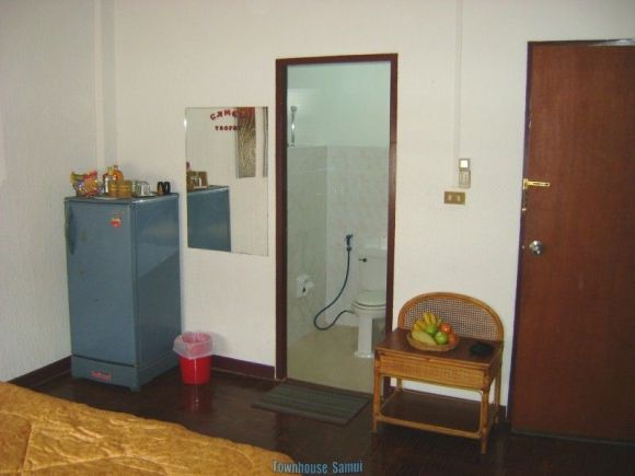 Die Zimmeraustattung besteht aus Rattan und Wildholzmöbel. Kühlschrank mit Minibarservice, Safe & Musikanlage.