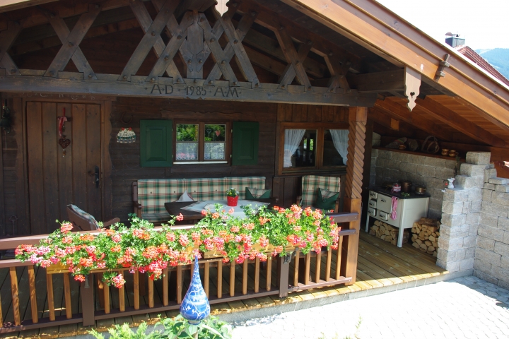 Hier fühlt sich jeder wohl im kleinen Biergarten mit Abendsonne 