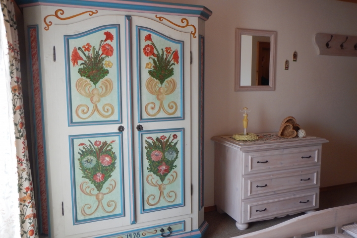 Bauernschrank im Schlafzimmer