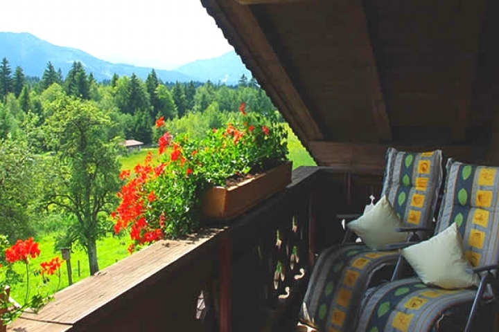 Ferienwohnungen Andreas Mangold | Südbalkon mit Sonnenliegen freiem Bergblick aus der Fe.Wo. Spatzennest.