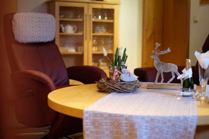 Wohnzimmer mit bequemen Sessel
