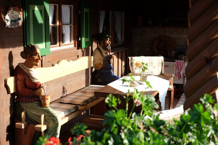 Mach mal Pause im kleinen Biergarten in unserem Haus bei Abendsonne.