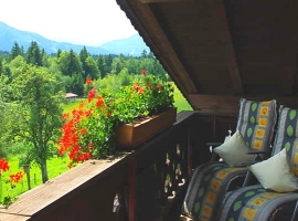 Südbalkon der Blick bis zur Zugspitze in den Sonnenliegen