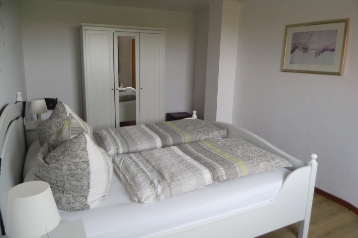Schlafzimmer mit Doppelbett mit elek.verstellbare Lattenroste