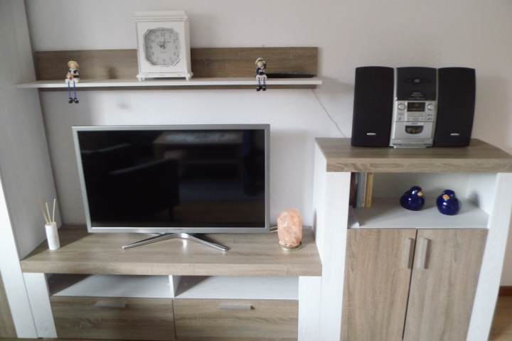 Flachbildschirm und Stereoanlage im Wohnzimmer