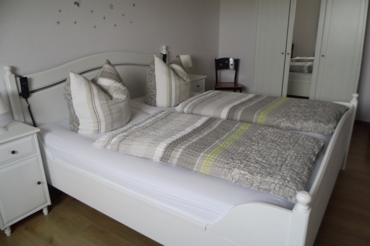 Schlafzimmer mit Doppelbett mit elek.verstellbare Lattenroste