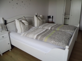 Schlafzimmer mit Doppelbett mit elek.verstellbare Lattenroste
