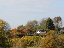 Blick auf das Ferienhäuschen im Herbst