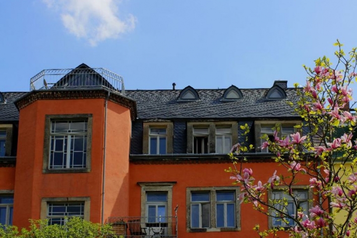 Rückansicht vom ruhigen Gartenhof