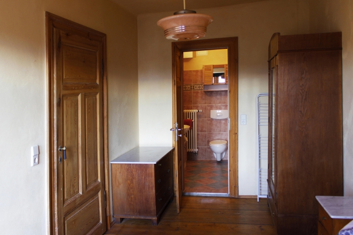 Schlafzimmer mit Blick ins Badezimmer