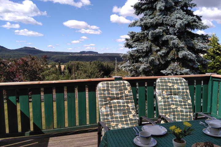 Ferienwohnungen Landhaus Rundblick | Balkon der Wohnung Lilienstein mit Fernblick