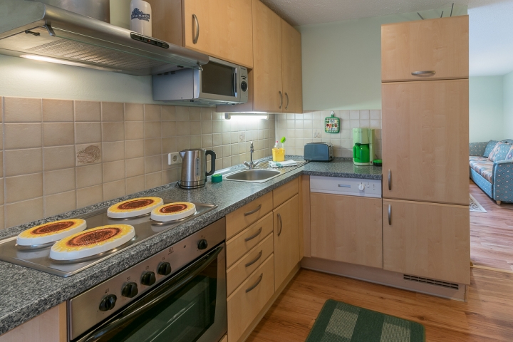 Komplette Küche mit Backofen, Geschirrspüler ect.