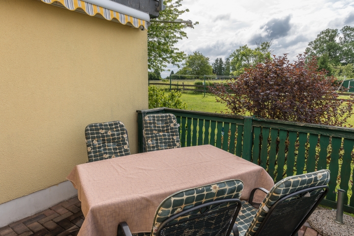 Terrasse mit Blick in den Garten