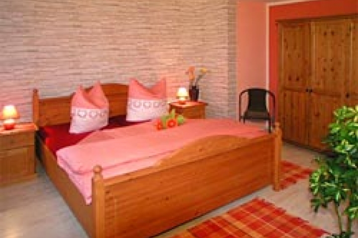 Wohnung Adamsberg 110 - 148 m² für 5 -9 Pers.
3 -5 Schlafräume und 3 xDU/WC. Balkon, Esszimmer, Küche, Wohnraum.