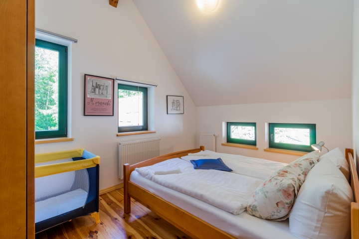 Schlafzimmer mit Doppelbett