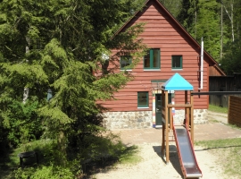 Holzhaus mit Sandspielplatz