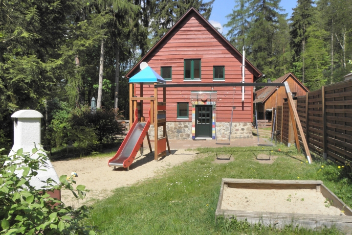Der Spielplatz zwischen Haus Morgenrot und dem Holzhaus