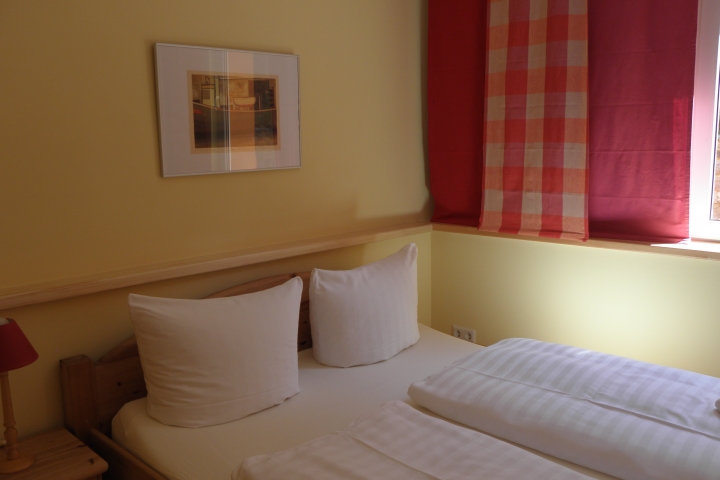 Schlafzimmer mit Doppelbett