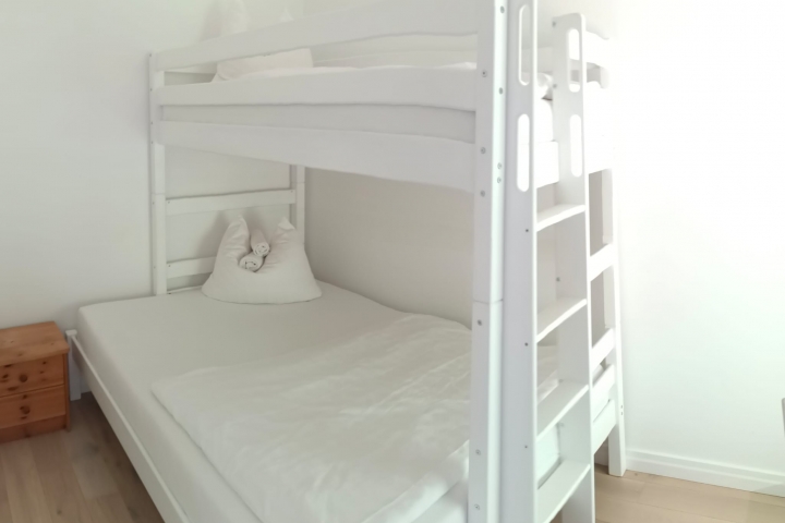 kleines Zimmer im OG mit 120er- Bett unten und 90er oben