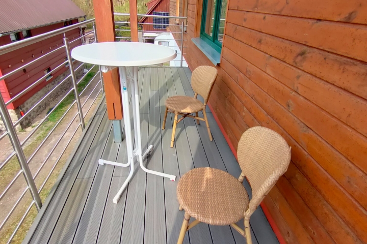 Balkon nach Vorn mit Blick auf den Spielplatz