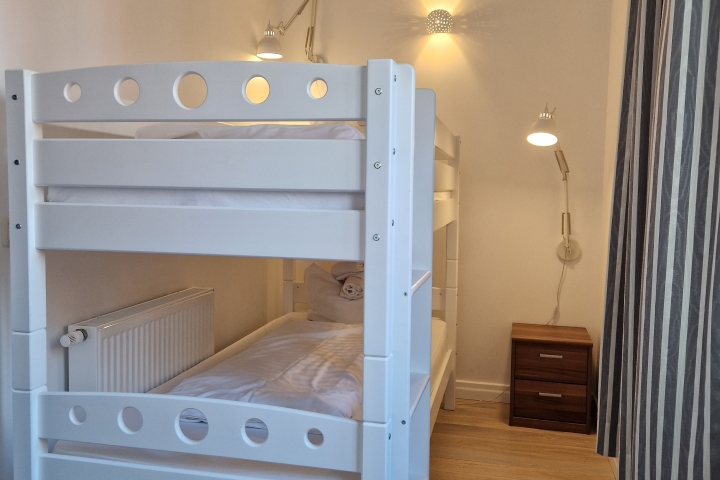 Kleines Zimmer im OG mit Doppelstockbett.