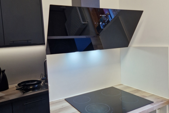 Küche EG mit einem großen Kühlschrank mit Gerfrierteil.
