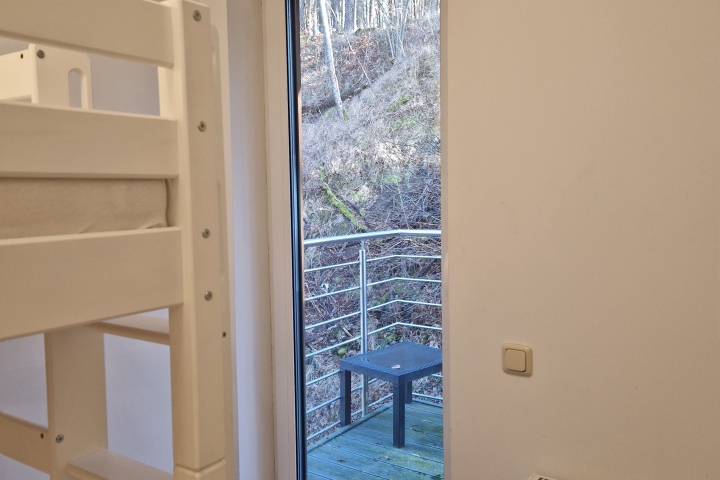 Kleines Zimmer (3P) nach hinten zum Wald mit Terrasse