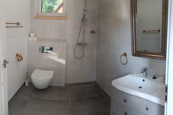Duschbad mit WC im EG