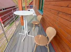 Balkon nach Vorn mit Blick auf den Spielplatz