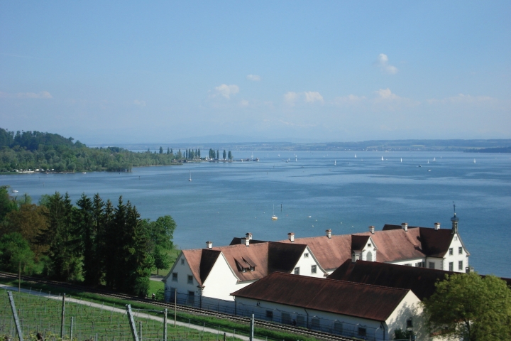 Blick von der Klosterkirche Birnau zum Anleger Unteruhldingen. Davor Kloster Maurach.