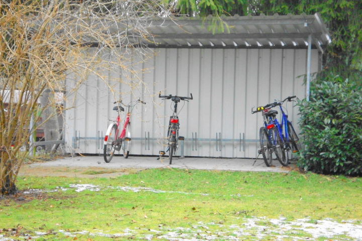 Fahradstellplatz überdacht, hinter dem Gebäude.