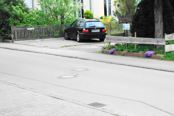 Der zugehörige PKW-Stellplatz ist gleich schräg gegenüber.