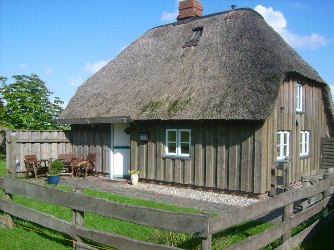 Ferienhaus Der Kleine Tofthof | Der kleine Tofthof, ein reetgedecktes komfortabel ausgestattetes Haus, auf einem vollwirtschaftenden Bauernhof am Fuße der Warft, auf der ehemaligen H