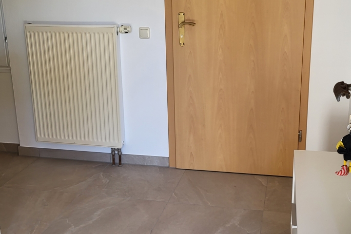 Diehle im Eingangsbereich und Zugang zu Dusche