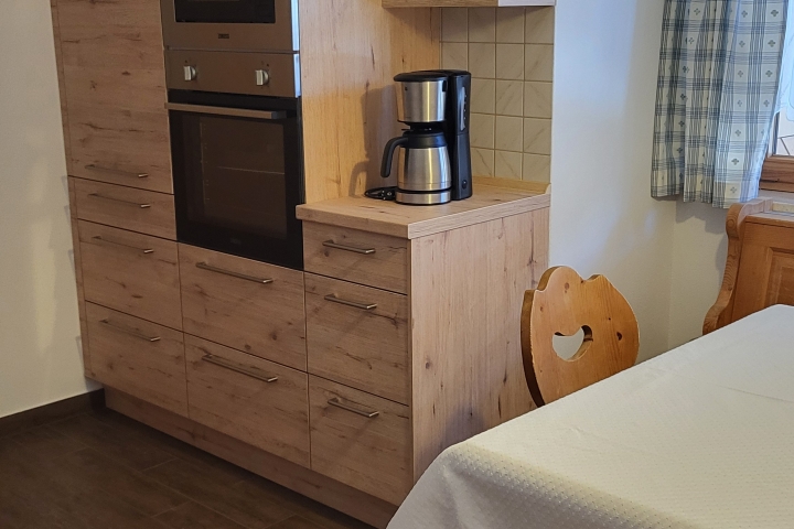 Kühlschrank Backofen und Mikrowelle