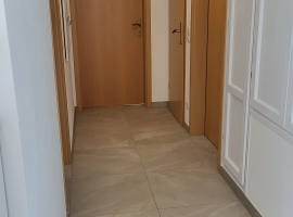 Diehle mit Zugang zu Küche, Schlafzimmer und WC