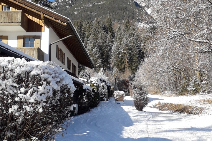 Aufgang zum Kramerplateauweg, links neben dem Haus